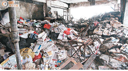 垃圾屋的垃圾堆積逾年，食署遲遲未清理。（潘思維攝）