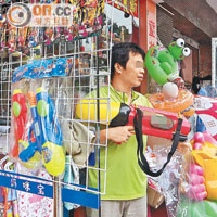 深圳有城中村的士多店內，有各式水槍出售，射程可達十五米開外。（黃少君攝）
