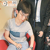 報稱受襲的學民思潮黎汶洛，事後向記者展示腳部傷勢。