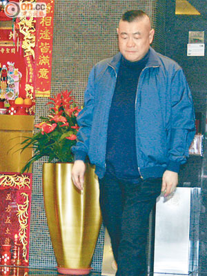 一直稱病不出庭的被告劉鑾雄，昨精神奕奕地外出午膳。