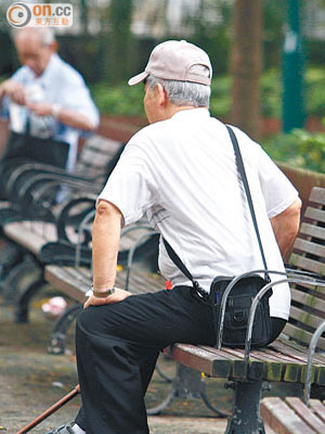 繁複的登記程序令醫療券服務未能全面普及，令長者不能受惠。