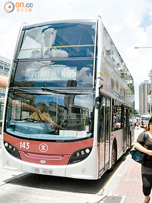 港鐵K65線接駁巴士來往新元朗中心至流浮山，平日需求甚殷。