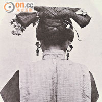 清初婦女喜以扁方將頭髮結成兩把頭，並插上精美的髮簪。