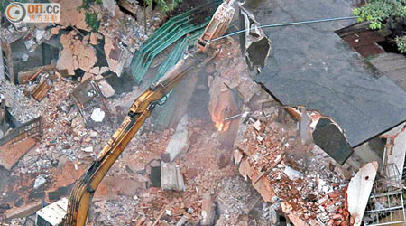 妙高台和金陵台於上月十一日深夜遭開發商動用兩台挖土機夷毀。