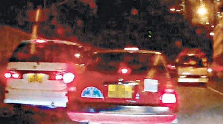 一輛「紅頂」小巴沿將軍澳道逆線行駛，險與的士迎頭相撞。（互聯網圖片）
