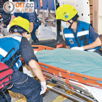 受傷工人送院時已無呼吸。