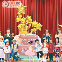 郭炳江（後右二）及香港家庭教育學院主席狄志遠（後左三），同一班可愛小豆丁及卡通布偶齊為活動拉開序幕。