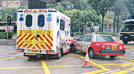 救護車與的士相撞，兩車車頭損毀。（梁少恒攝）