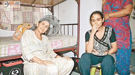 印籍老婦（左）痛失巨款後愁眉苦臉，由女親友安慰。（張世洋攝）