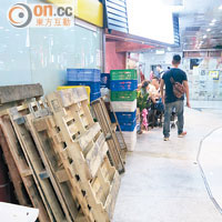 新北江商場<br>店舖霸道<br>商場通道被店舖佔用擺放雜物，令行人通道變得狹窄。