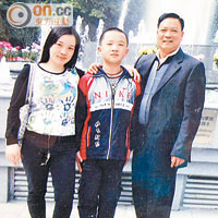 張桂蓮與來港旅遊的父親和兒子阿浩一起留影。