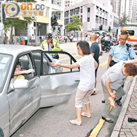 私家車乘客及司機事後離開車廂。（陳展鴻攝）