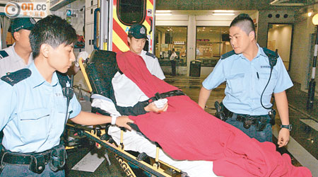 爬出窗外的澳洲女子獲救送院檢驗。（沈厚錚攝）