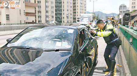 私家車的車身嚴重損毀，新牌司機受傷。（吳遠輝攝）