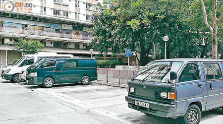 上水彩園邨停車場露天固定車位常遭人佔用，令租戶無位可泊。