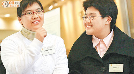 畢業於中大醫學院的呂慧翔（左）是本港首位輪椅醫科生，旁為何凱琳。