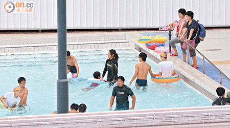 陳仲維上周四再帶領約三十名特殊兒童及家長，到大環山泳池玩樂，未有再受干涉。（何天成攝）