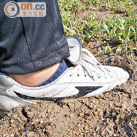 粉嶺遊樂場球場積水處處，一腳踏下去，泥土覆蓋鞋面。