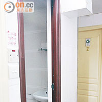 女事主在重慶大廈賓館內的公共浴室淋浴後，疑遭被告侵犯。