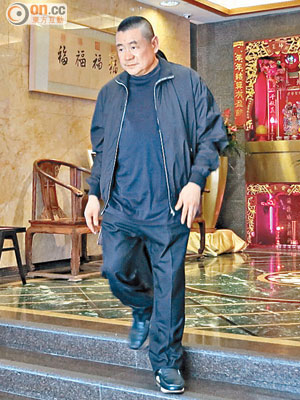 劉鑾雄昨健步如飛往灣仔飯堂午膳。
