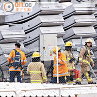 多名消防員在長沙灣高鐵工業意外現場調查。（夏國威攝）