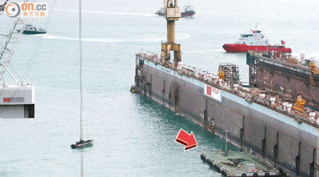 青衣聯合船塢對開的浮動碼頭（箭嘴示）發生沉船意外。（曾紹良攝）