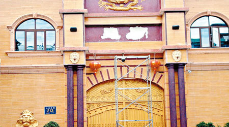 王林在江西房屋的大門上「王府」二字經已被拆除。（中新社圖片）