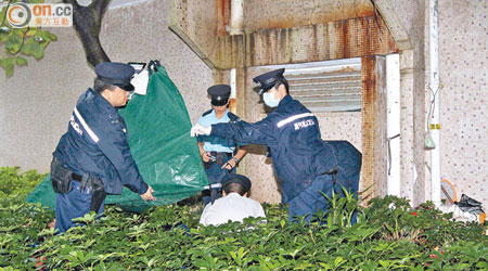 青年倒斃花槽內，警員以帳篷覆蓋屍體。（李子強攝）