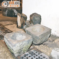 圖為放在村內的同類型樁米石。