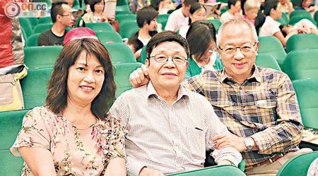 雅芳婷老闆許章榮夫婦（中及左）與專資會理事鍾志平（右）齊齊欣賞中樂。