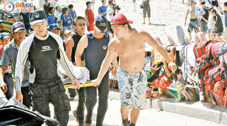 溺斃泳客遺體尋獲被抬上岸。