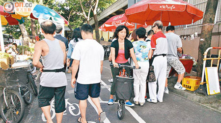 上水新運路單車徑分隔了行人路與行人天橋，但中間卻無行人過路設施，經常出現人車爭路。（潘思維攝）