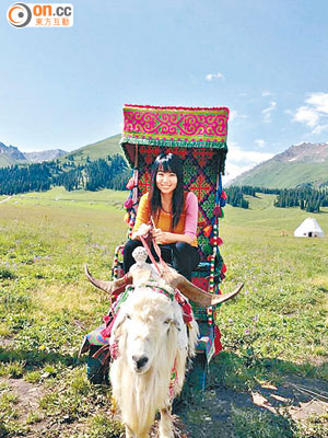 蔡敏思新疆草原上騎羊仔拉車，感覺好新奇。（受訪者提供）