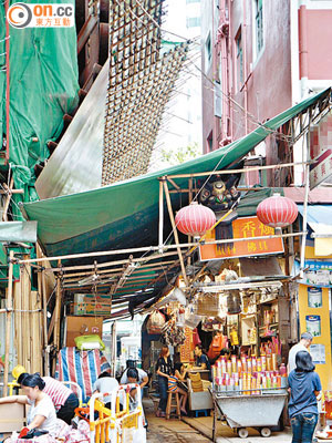 灣仔交加街有大型僭建簷篷，對途人安全構成影響。