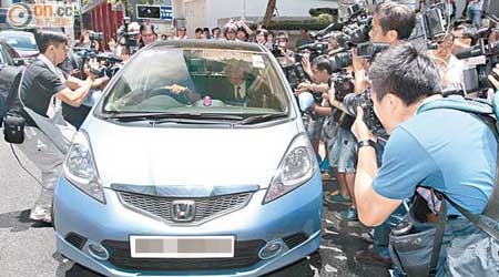 麥齊光乘車離開時，仍遭大批傳媒追訪。