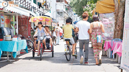 長洲大街不時出現人車爭路險象，單車常與途人擦身而過。