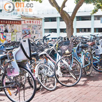 長洲海傍街休憩處外亦有多部單車懷疑違例停泊。