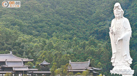 慈山寺及觀音像的建造工程已接近完成。（梁耀榮攝）