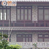 慈山寺其中一間法師住房裝有防彈玻璃窗。