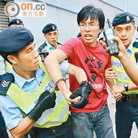 警察出動手銬拘捕吳文遠，指他公眾地方行為不檢。（霍振鋒攝）