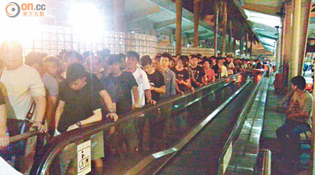大批市民滯留深圳皇崗口岸等待過境。（讀者提供）