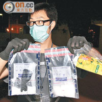 警方展示檢獲的紙包飲品盒及毒品。