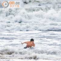 有衝浪者無懼颱風，到大浪灣征服一個一個來勢洶洶的巨浪。（蘇文傑攝）