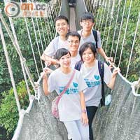 學生於離地數十米高的樹頂吊橋觀賞神山。