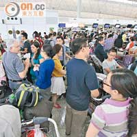 機場<br>香港國際機場昨日滯留大批「等飛」的旅客。（陳錦輝攝）
