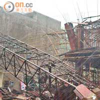陽江市<br>強颱風登陸廣東陽江市，有興建民房的大型鐵架倒塌。