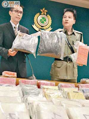 海關前日在機場偵破兩宗販毒案，共搜獲六十公斤市值約五千八百萬的高純度可卡因。（霍振鋒攝）