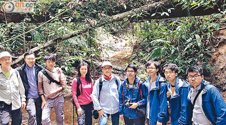 會長謝偉銓（中）與理事鍾志平（左一）、秘書長李惠光（左二）及一眾大學生，齊孭背囊探索熱帶雨林，大開眼界。（被訪者提供）