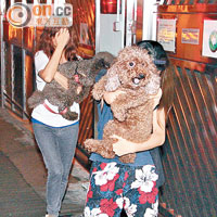 兩女住客手抱愛犬逃生，十分狼狽。