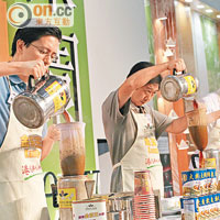 香港區「金茶王」比賽昨舉行，參賽者全神貫注務求沖一杯靚奶茶。